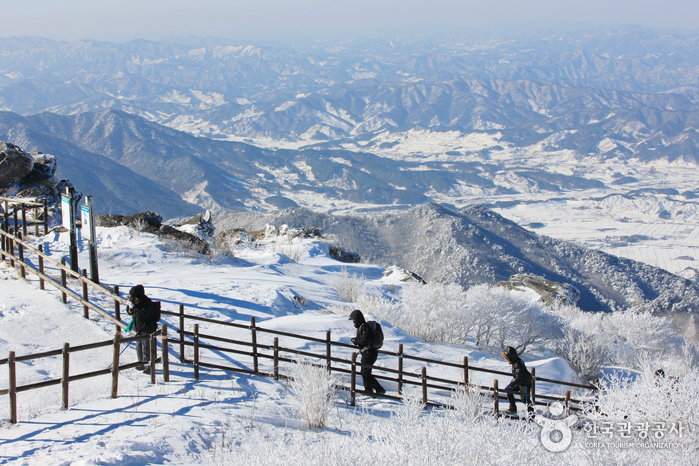 Winter in Korea gets extremely cold and windy. The photo above shows Deogyusan Mountain in Gyeongsangnam-do Province covered in snow. (Korea Tourism Organization)